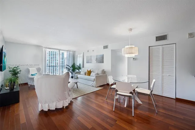 $6,000 | 1200 Brickell Bay Drive, Unit 2824, Miami, FL 33131