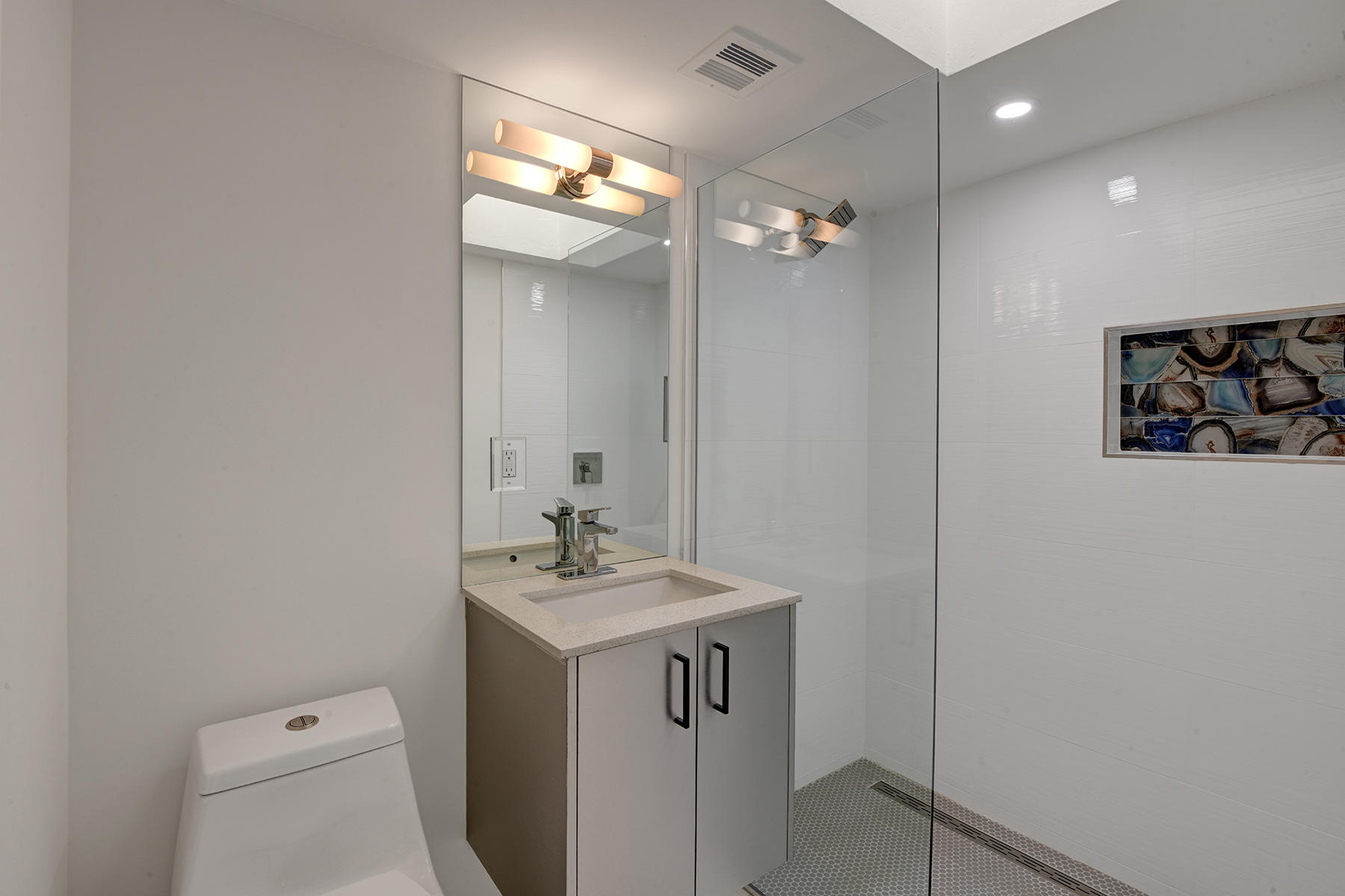 909 East Sunair Road Palm Springs, CA 92262 - Photo 20 of 39 HALL GUEST BATHROOM MLS