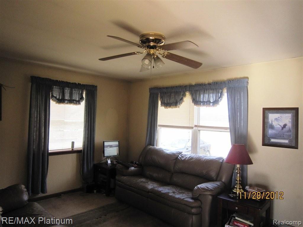 10337 Converse Road Fowlerville, MI 48836 - Photo 3 of 9 10337 converse living room.jpg
