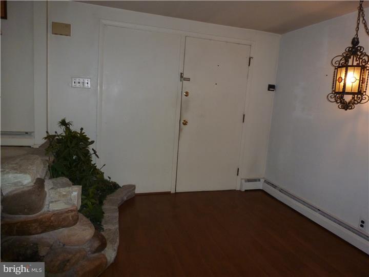 1153 Bloomdale Road Philadelphia, PA 19115 - Photo 2 of 15 Foyer