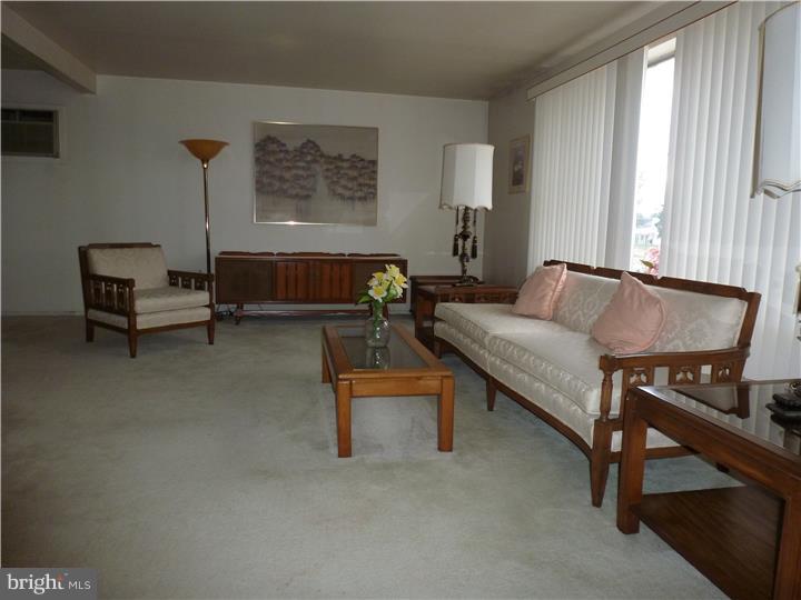 1153 Bloomdale Road Philadelphia, PA 19115 - Photo 3 of 15 Living Room