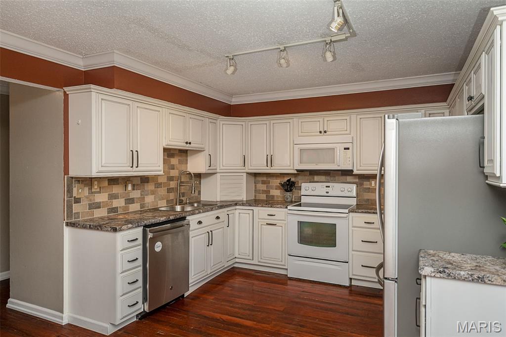 2370 Hidden Meadow Lane Ballwin, MO 63021 - Photo 11 of 34