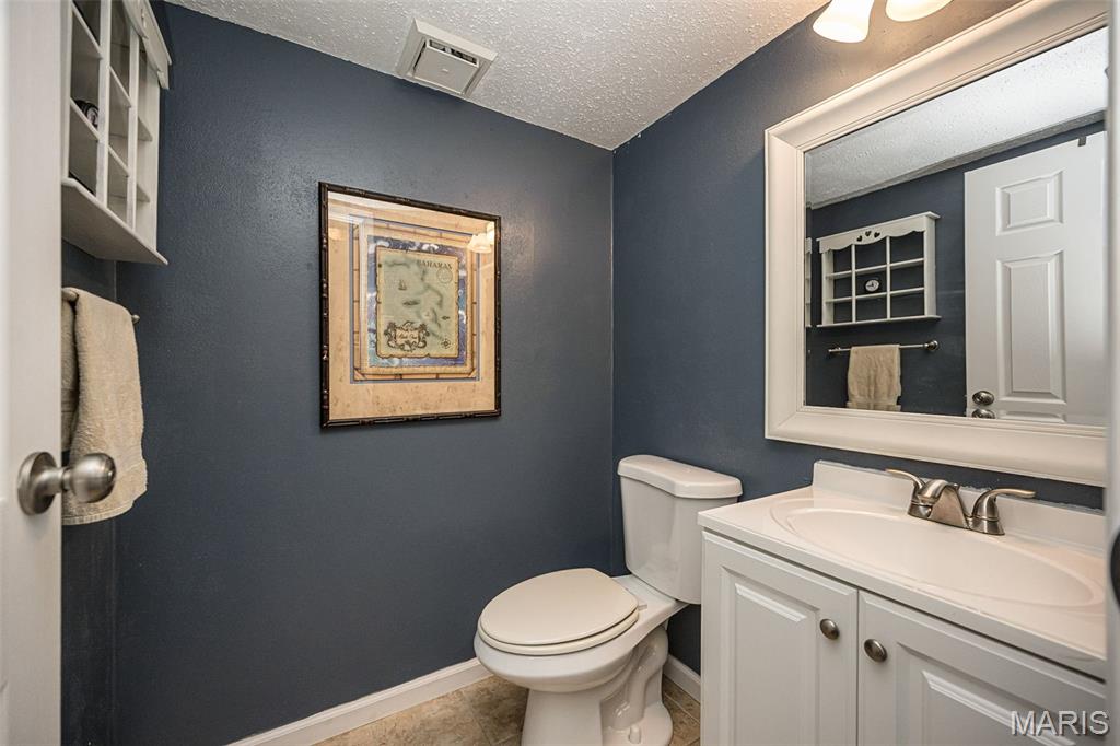 2370 Hidden Meadow Lane Ballwin, MO 63021 - Photo 8 of 34