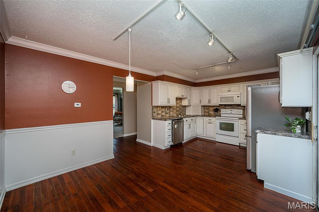 2370 Hidden Meadow Lane Ballwin, MO 63021 - Photo 10 of 34