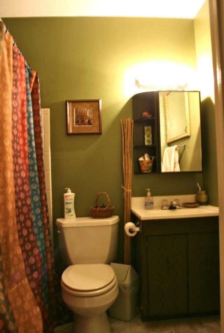 1075 Knoll Lane, Unit 302 Hoffman Estates, IL 60169 - Photo 9 of 11 a bathroom with a sink and a toilet