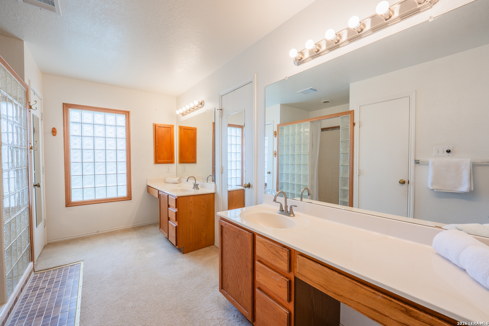 124 Springtree Grove Cibolo, TX 78108 - Photo 18 of 52 a bathroom with a tub sink and mirror