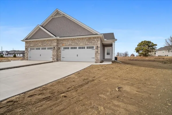 $379,900 | 8 Stone Ml Court, Bloomington, IL 61705