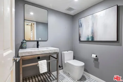 $2,149,000 | 323 San Vicente Boulevard, Unit 11, Santa Monica, CA 90402