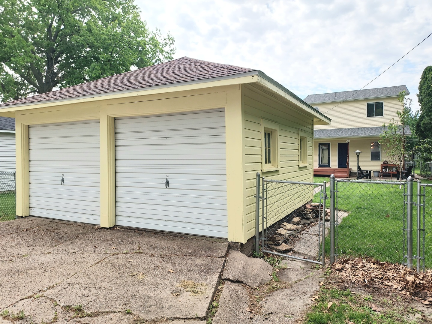 2810 Middle Road Davenport, IA 52803 - Photo 7 of 32