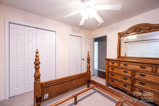 a view of room with workspace