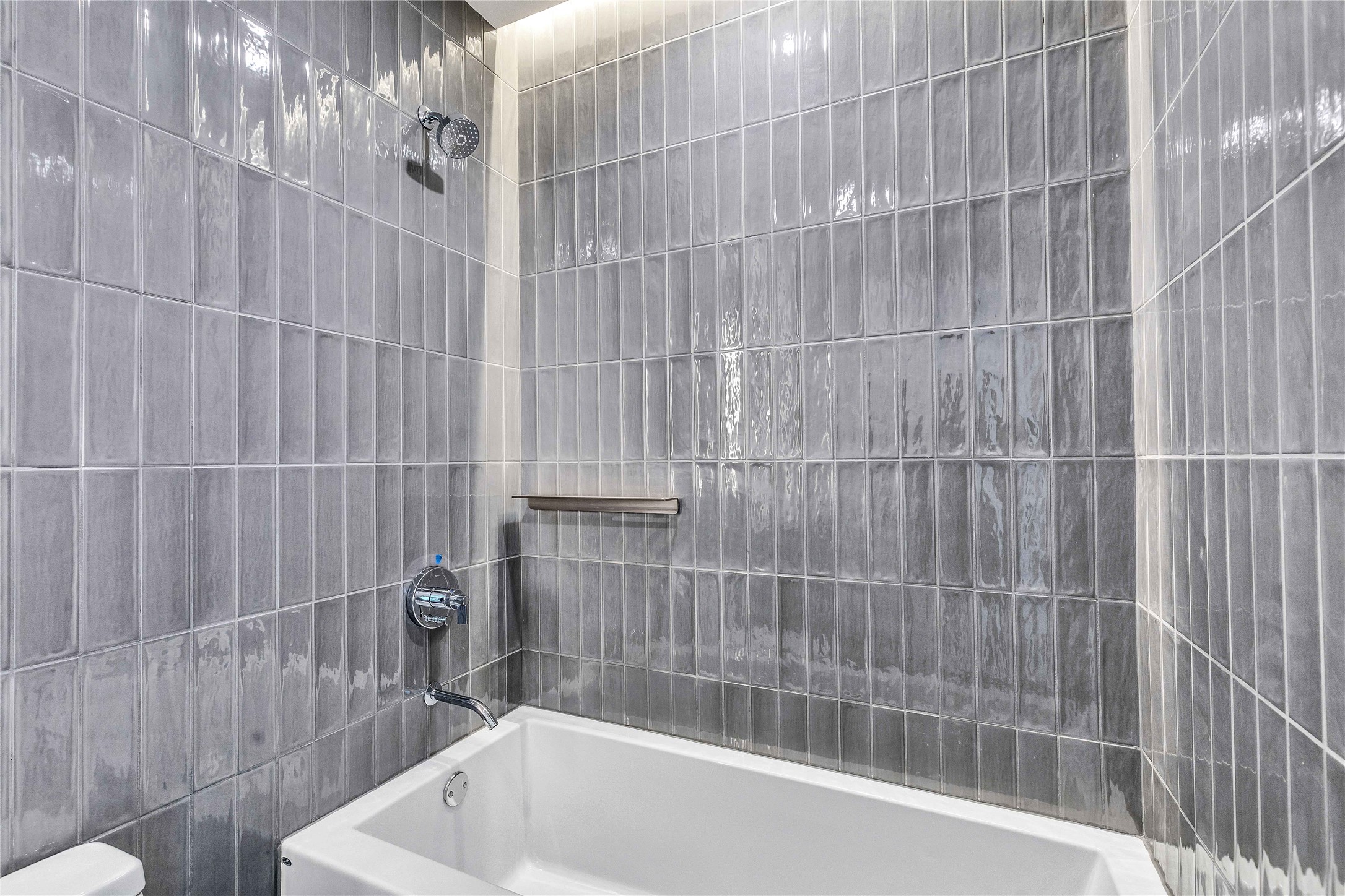 610 Davis Street, Unit 2003 Austin, TX 78701 - Photo 3 of 18 a bathroom with a bathtub
