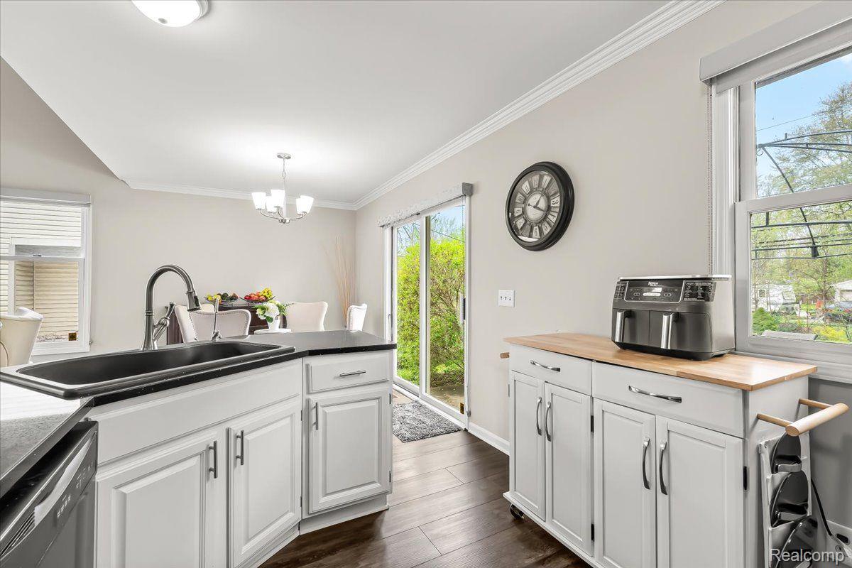 3175 West Utica Road Utica, MI 48317 - Photo 11 of 24 Plenty of natural light in the