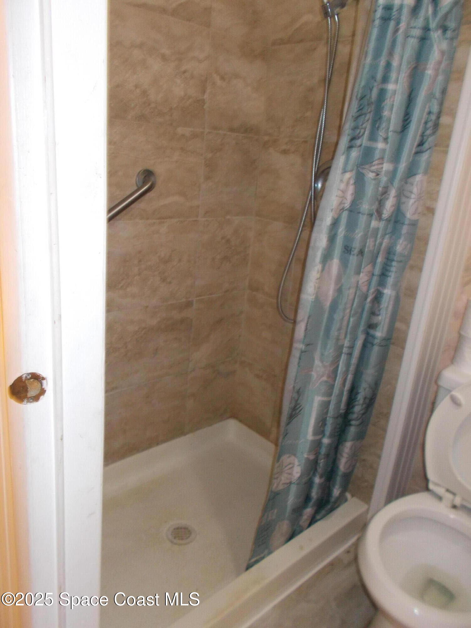 906 Spruce Street Sebastian, FL 32976 - Photo 14 of 26 a bathroom with a bathtub and toilet