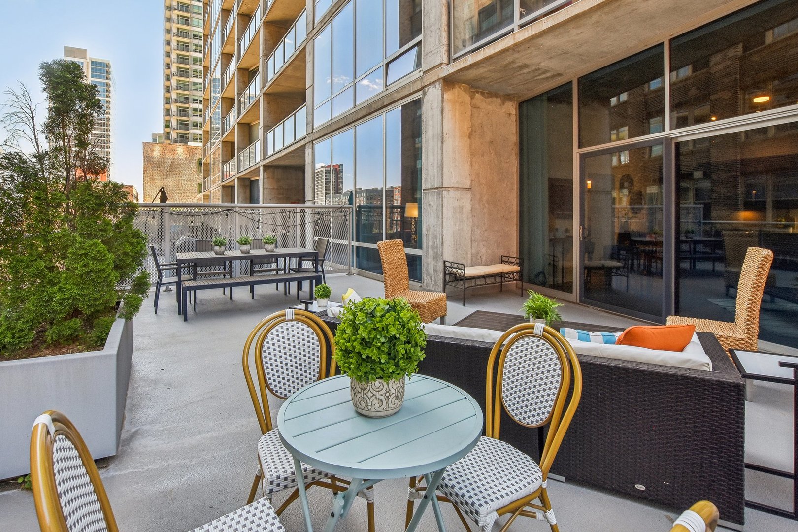 611 South Wells Street, Unit 702 Chicago, IL 60607 - Photo 23 of 32 a outdoor view with a sitting space