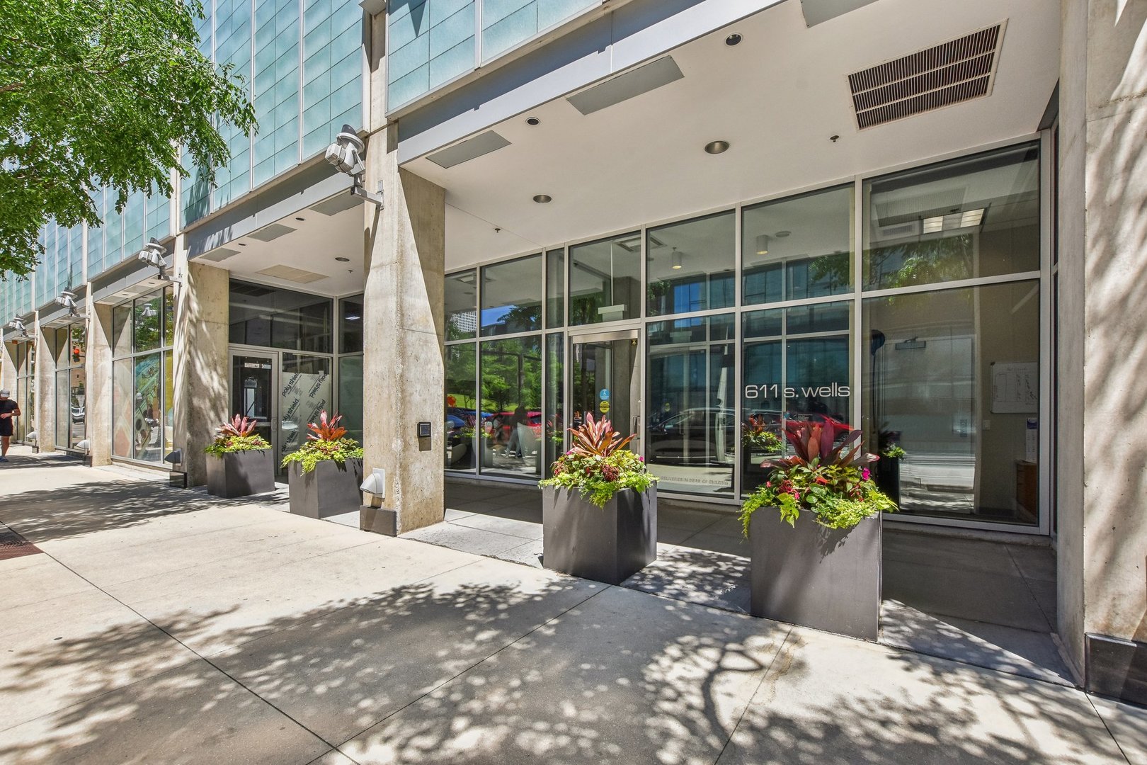 611 South Wells Street, Unit 702 Chicago, IL 60607 - Photo 26 of 32 a house view with a seating space and garden space