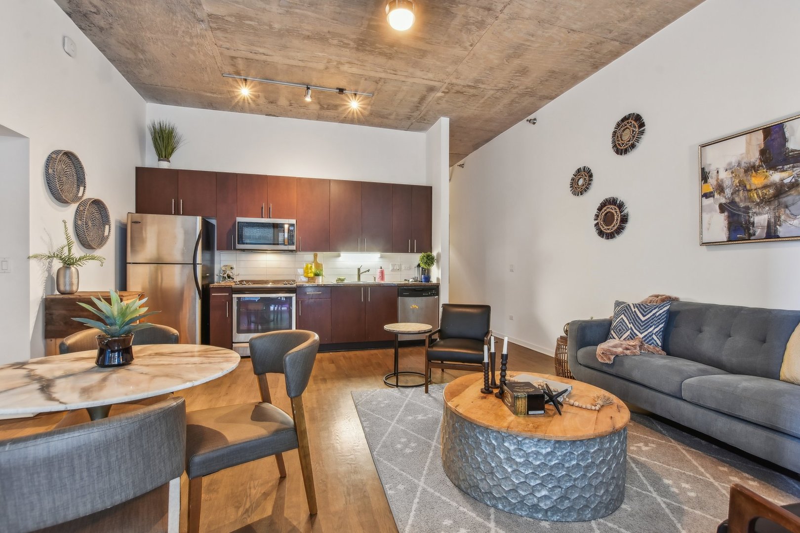 611 South Wells Street, Unit 702 Chicago, IL 60607 - Photo 8 of 32 a living room with furniture kitchen and a potted plant