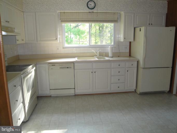 2829 Foxhound Road Ellicott City, MD 21042 - Photo 19 of 27 Kitchen
