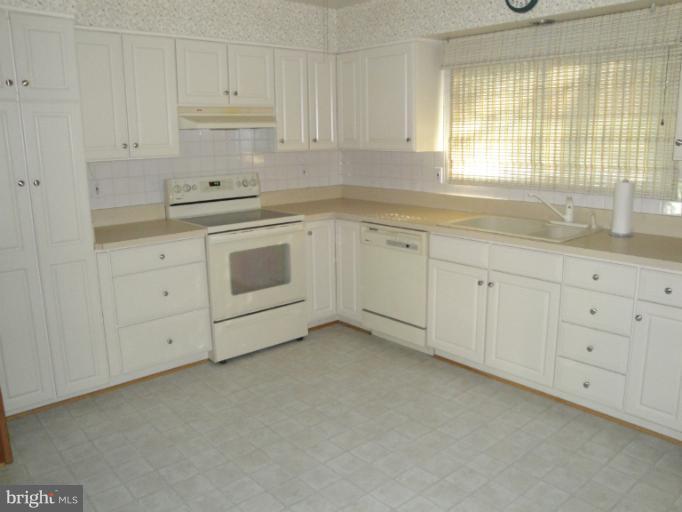 2829 Foxhound Road Ellicott City, MD 21042 - Photo 6 of 27 Kitchen