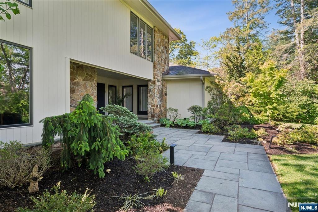 39 Eagle Nest Road Morris Township, NJ 07960 - Photo 5 of 43 a front view of a house with garden