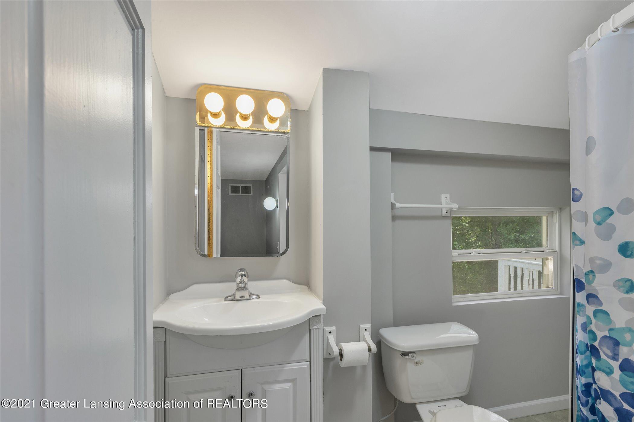 131 West Miller Road Lansing, MI 48911 - Photo 31 of 48 2nd floor bathroom