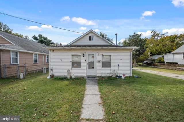 a view of a house with backyard and a garden
