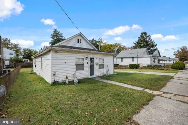 a view of an house with backyard space and balcony