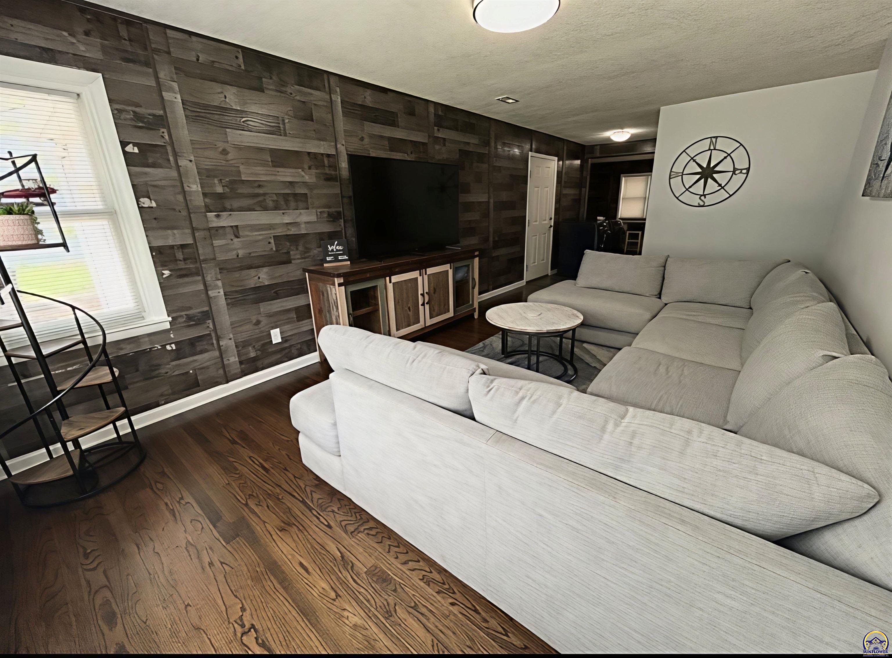 4708 Southwest 18th Terrace Topeka, KS 66604 - Photo 3 of 22