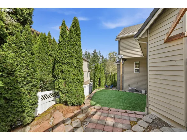 a view of a back yard