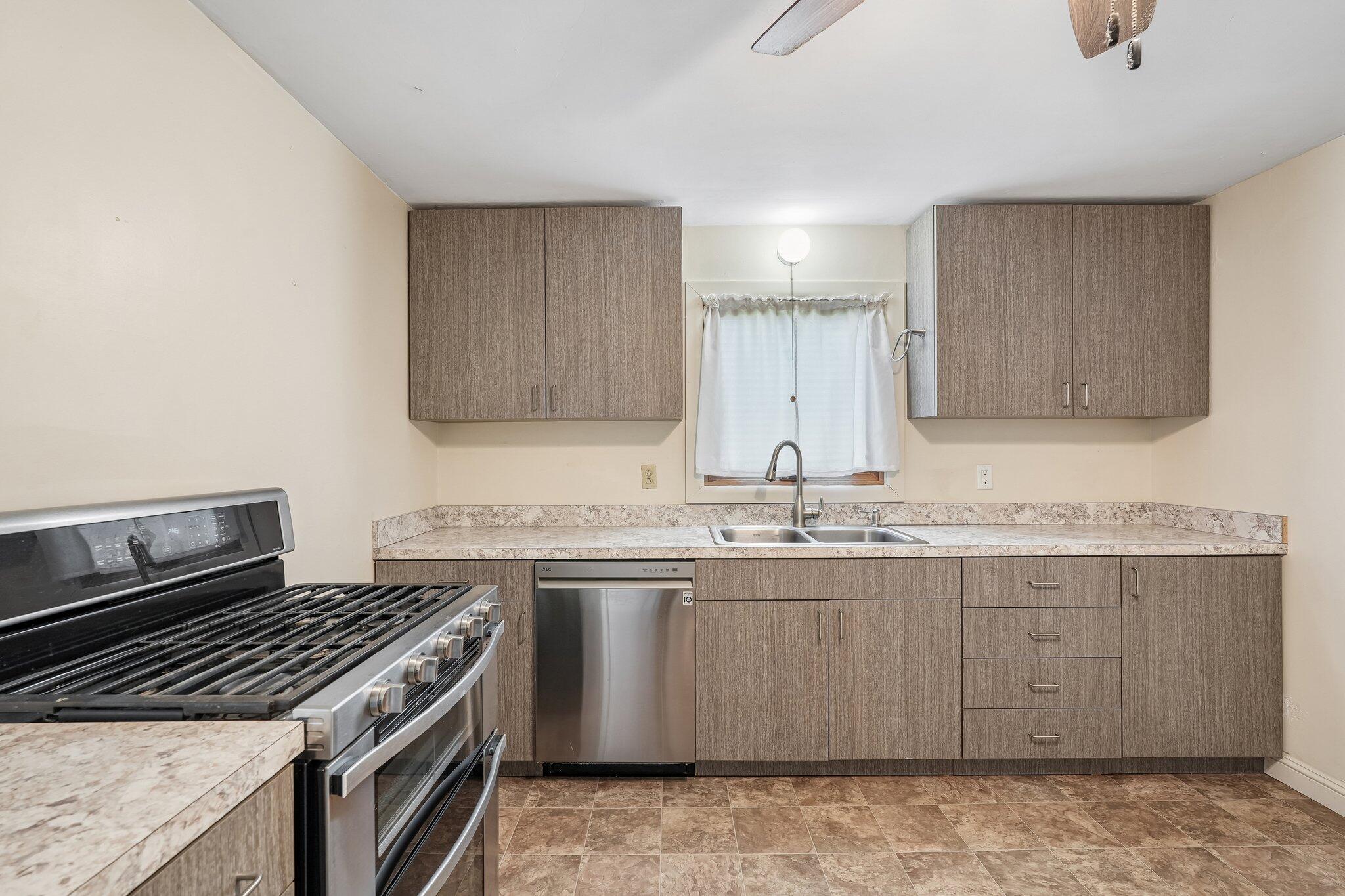 9207 39th Avenue Pleasant Prairie, WI 53142 - Photo 25 of 48 Kitchen