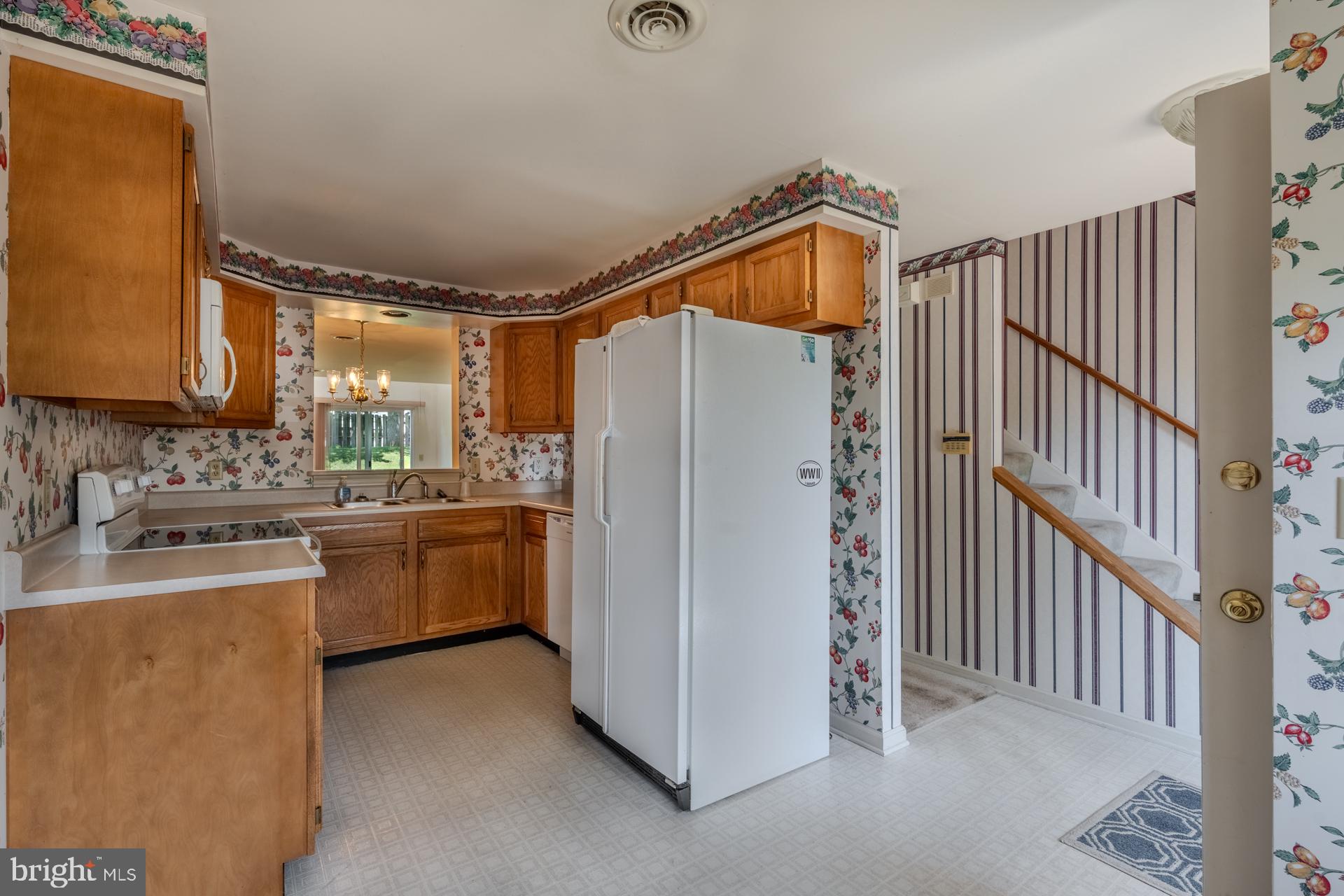 305 Stonegate Road York, PA 17408 - Photo 10 of 38 Charming kitchen with floral accents.
