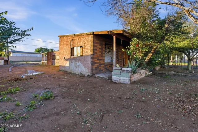 a view of a house with backyard and trees