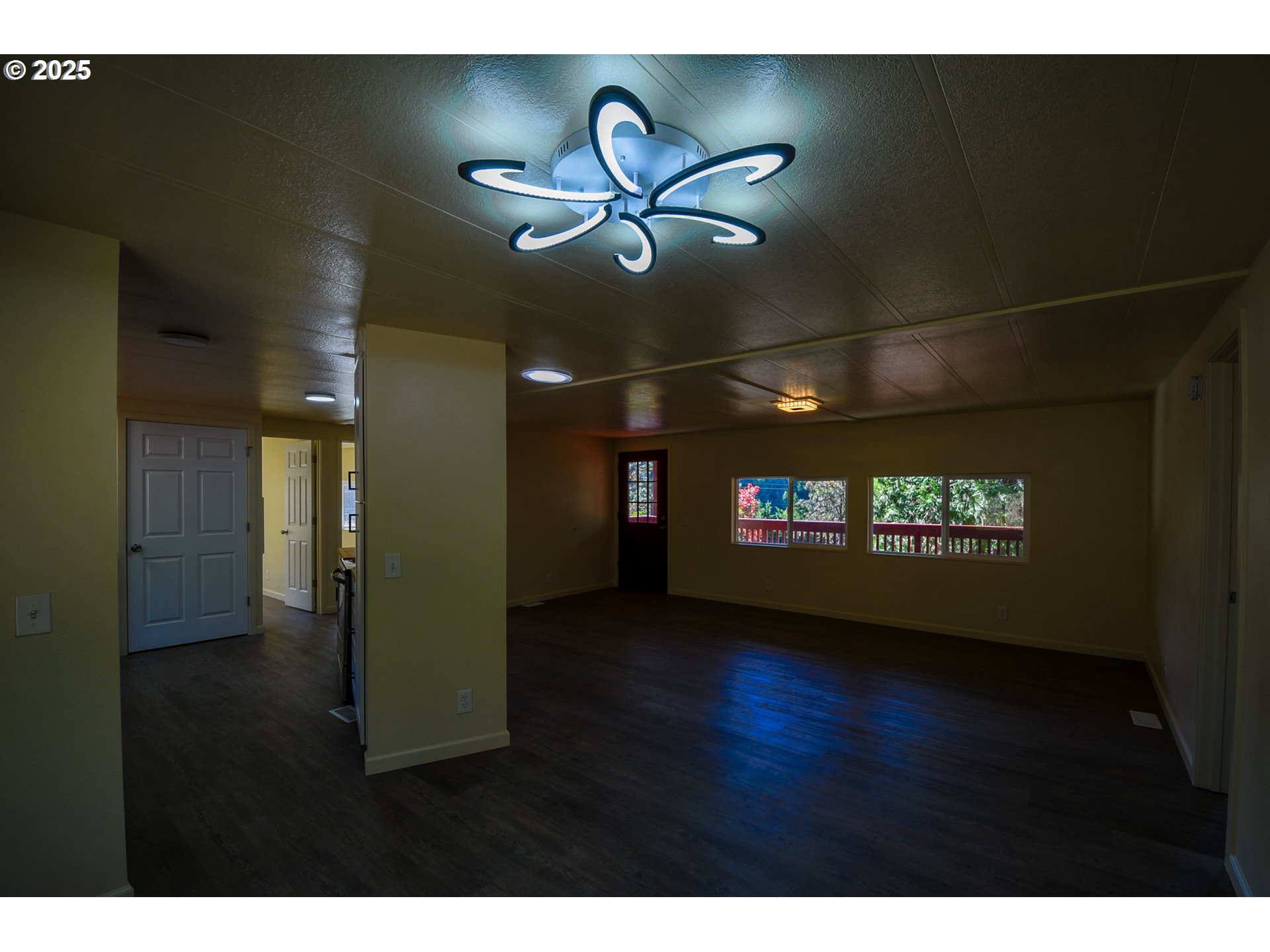 2193 Canyonville-Riddle Road Riddle, OR 97469 - Photo 9 of 25 a view of an entryway