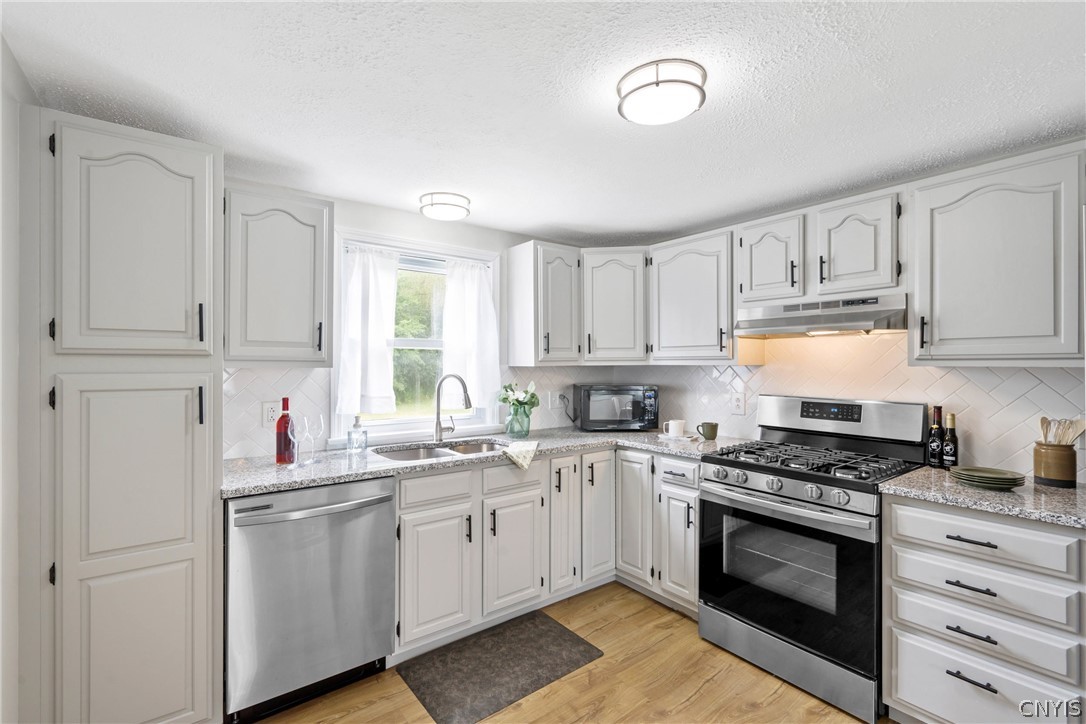 6130 South Bay Road Cicero, NY 13039 - Photo 12 of 30 And look at those fantastic granite counters just gleaming in the light from these two updated overhead fixtures!
