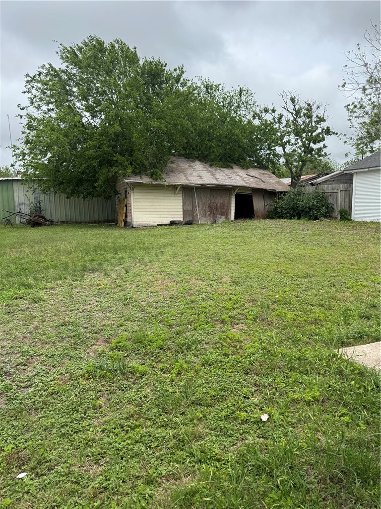 406 Mathis Street Taft, TX 78390 - Photo 5 of 7 a backyard of a house with lots of green space