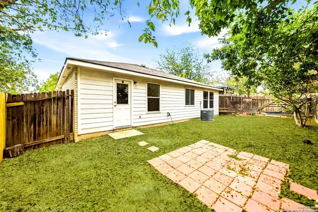 a view of a yard in front of the house