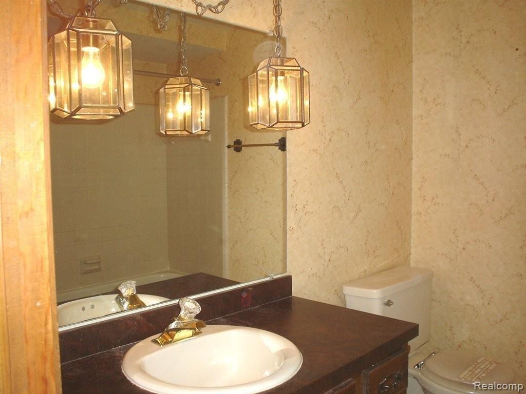 6280 Shappie Road Clarkston, MI 48348 - Photo 8 of 20 SHAPPIE MAIN BATH2.JPG
