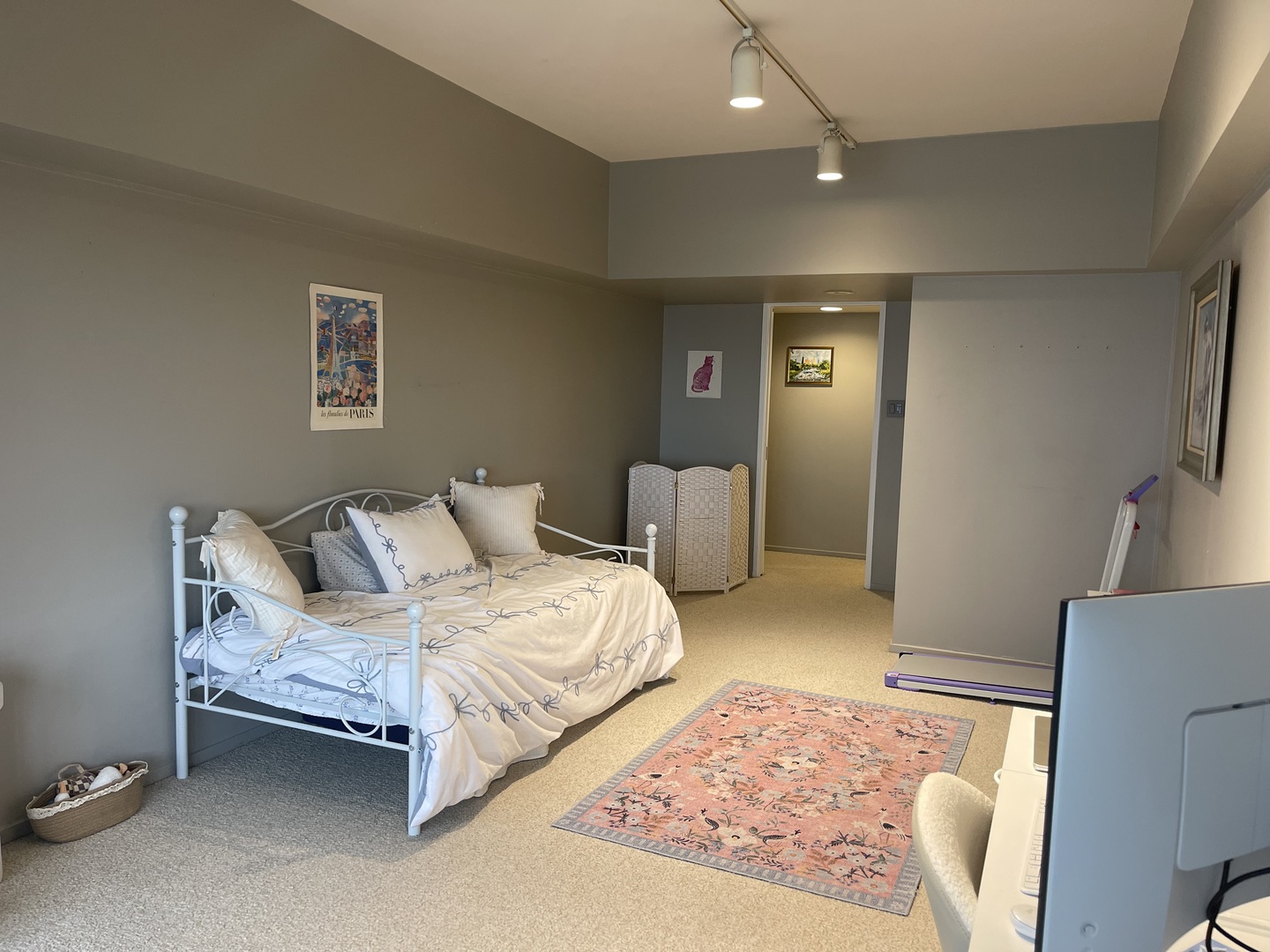 175 East Delaware Place, Unit 4503 Chicago, IL 60611 - Photo 19 of 26 a bedroom with a bed and a couch