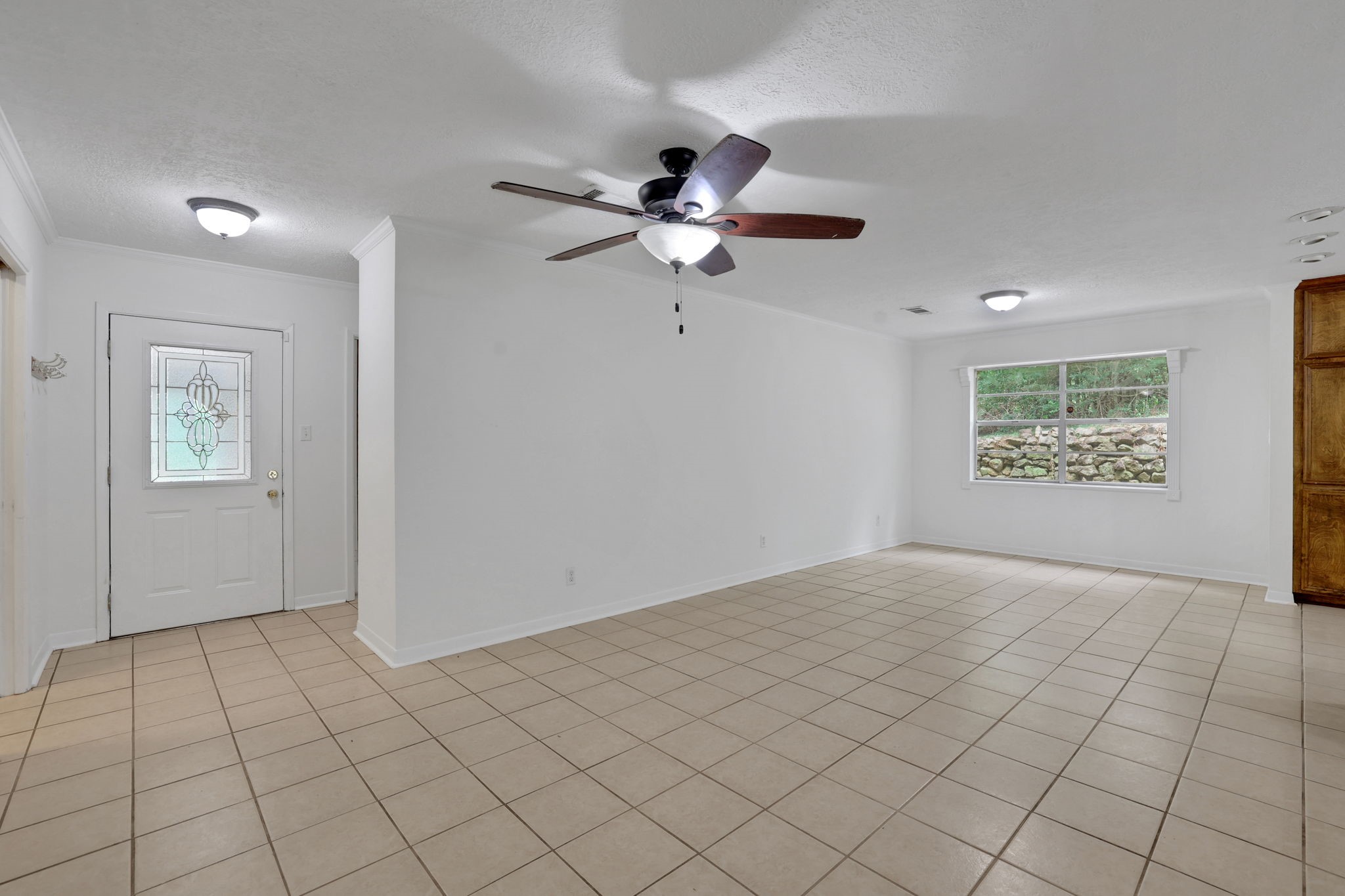 113 Hillendale Street Livingston, TX 77351 - Photo 6 of 36 Open concept living and dining area