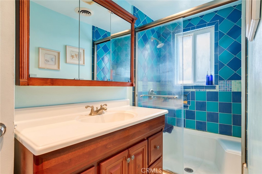 9579 Hampshire Street Rancho Cucamonga, CA 91730 - Photo 17 of 25 a bathroom with a sink and a bathtub