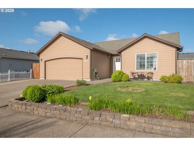 a view of a house with backyard and garden
