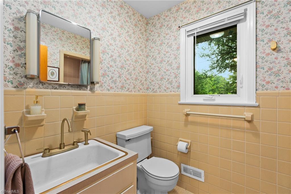 5228 Weatherly Road Greensboro, NC 27406 - Photo 29 of 48 Bathroom #2