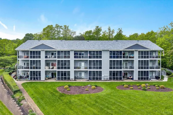 $519,900 | 200 Bay Shore Drive, Unit 115, Moneta, VA 24121
