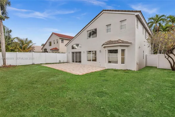 a view of front of house with a yard