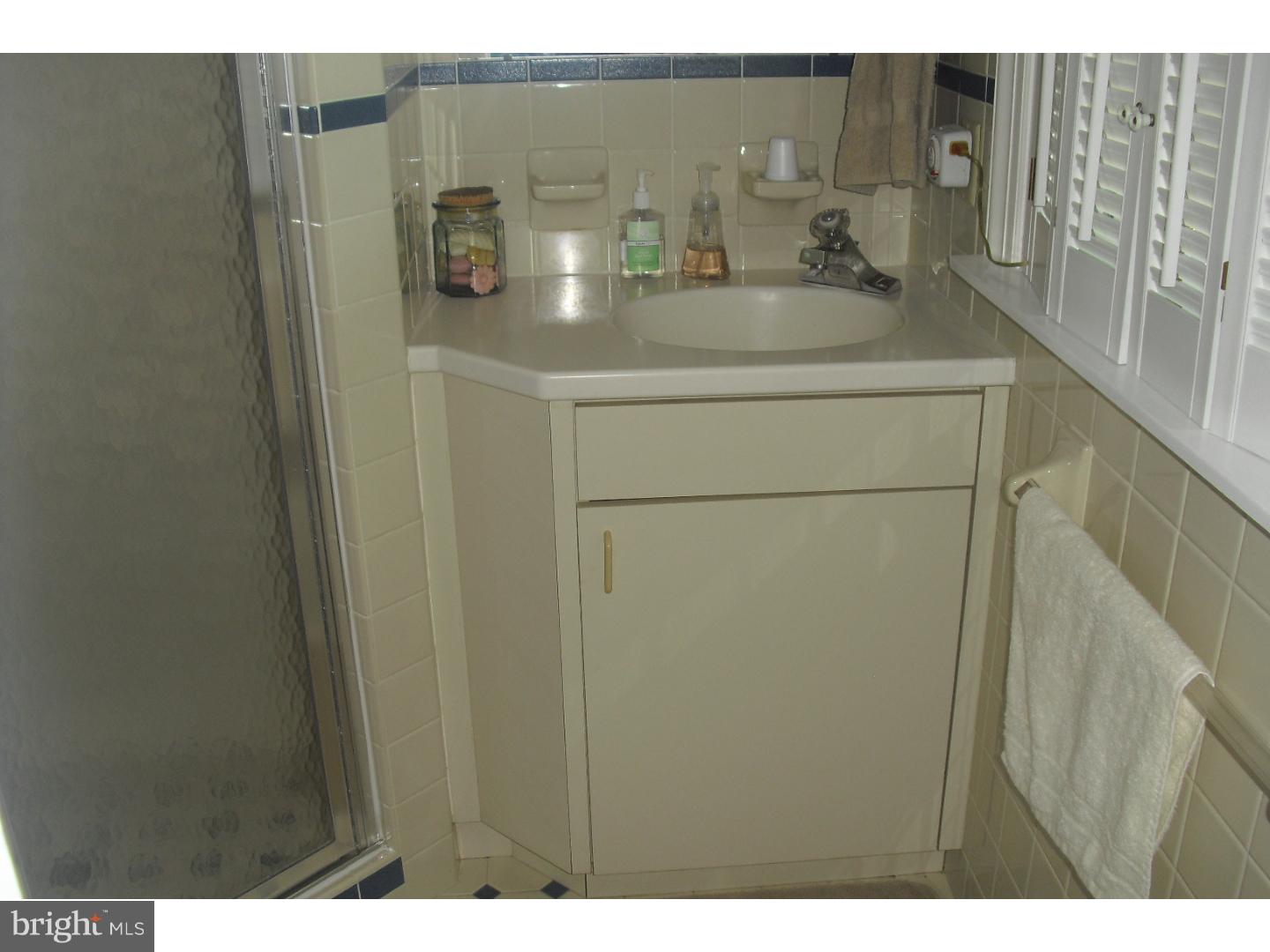 27 Fenwick Drive Carneys Point, NJ 08069 - Photo 14 of 25 Bathroom