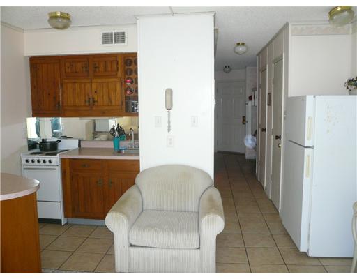 3938 Surfside Boulevard, Unit 3332 Corpus Christi, TX 78402 - Photo 3 of 8 a living room with furniture and a refrigerator