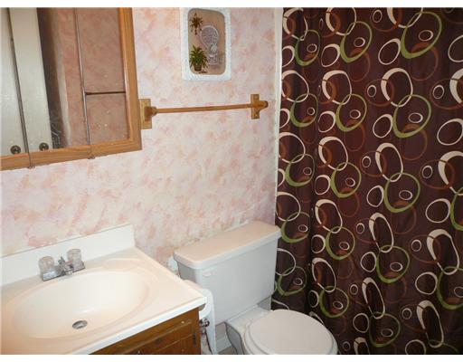 3938 Surfside Boulevard, Unit 3332 Corpus Christi, TX 78402 - Photo 5 of 8 a bathroom with a bathtub and a sink