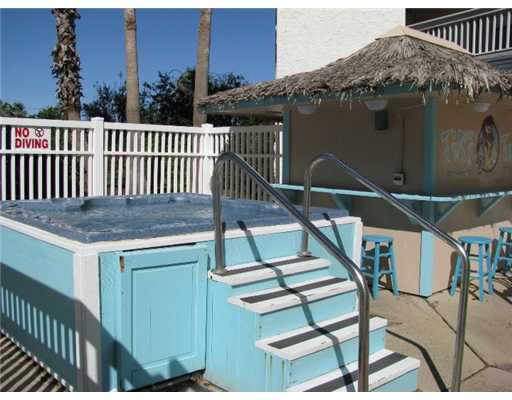 3938 Surfside Boulevard, Unit 3332 Corpus Christi, TX 78402 - Photo 7 of 8 a view of a balcony dining area