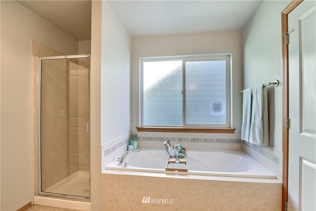 3827 160th Place Southeast Bothell, WA 98012 - Photo 27 of 40 a bath tub sitting next to a bathroom sink