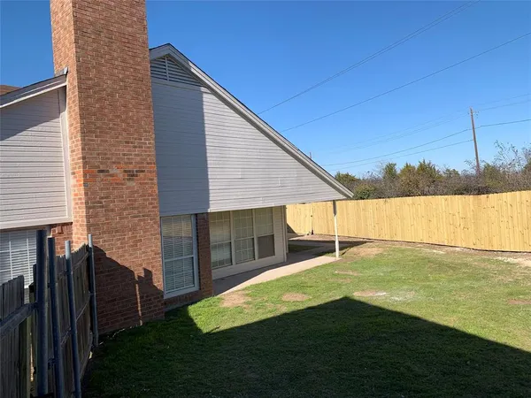 a view of an house with backyard and pool