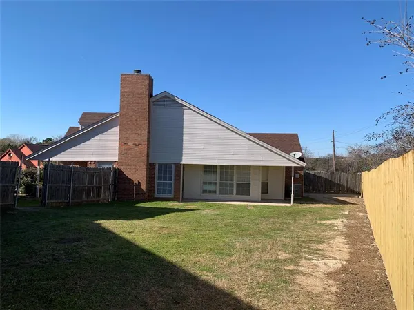 a view of a house with yard and deck